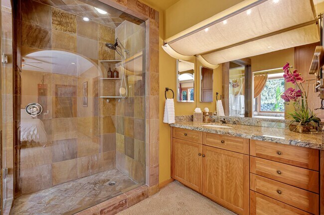 Building Photo - HOLIDAY SPECIAL***2 WEEKS FREE** 3 Bed/2 Bath Oasis in Royal Woods - Available Now