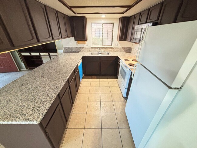 Building Photo - Charming 2BED/2BATH Condo located in Spring Oaks Community.