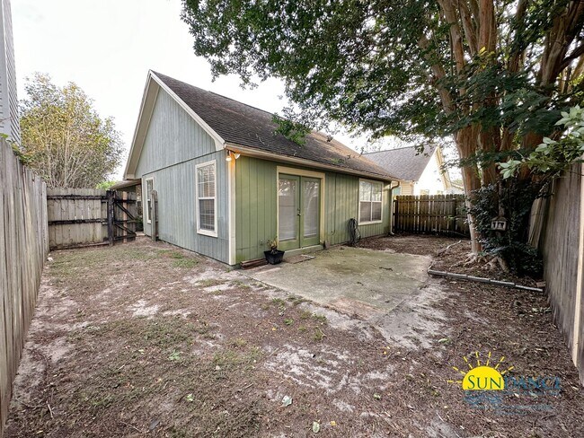 Building Photo - Adorable 2 Bedroom with New Flooring in FWB!