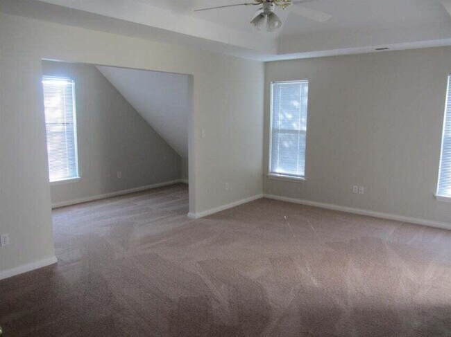 Building Photo - 537 Forest Hill Dr