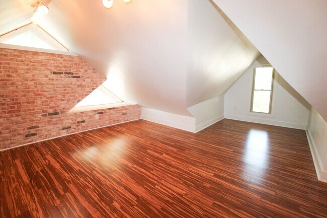 Building Photo - 436 W Rosewood Ave