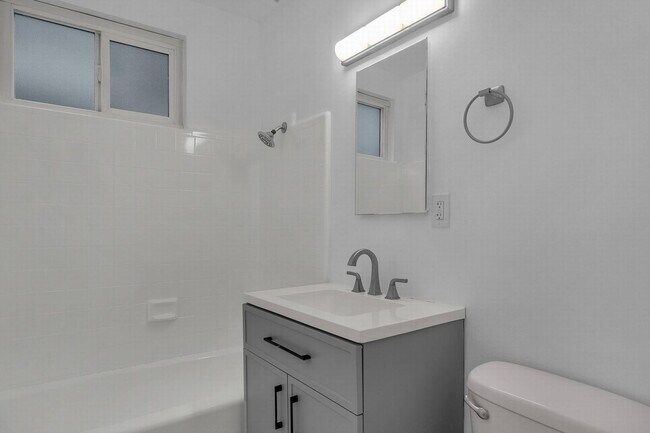 Building Photo - 2 bedroom - Incredible location!