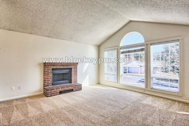 Building Photo - 3 Bed, 2.5 Baths Home with Family Room and...