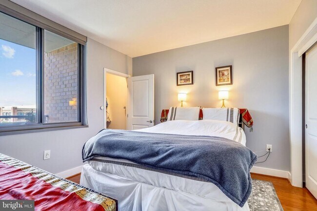 Building Photo - Professionally Managed // 1bedroom 1bathroom// Court House// Parking Included!