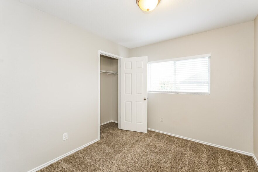 Building Photo - 205 Cres Ridge Dr