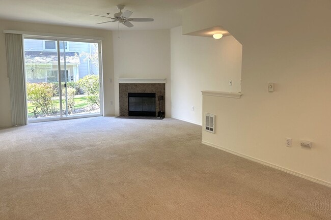 Building Photo - Lovely 2 bedroom Townhome in great Central...
