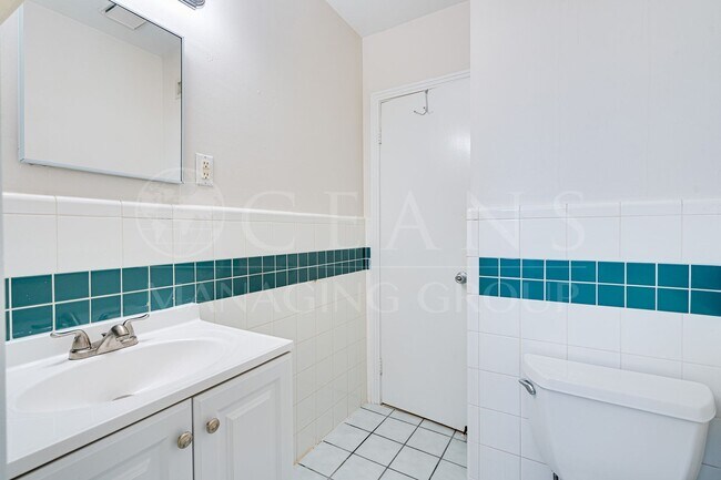 Building Photo - 517 University Blvd