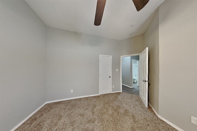 Building Photo - 4911 Lake Daniel Ct