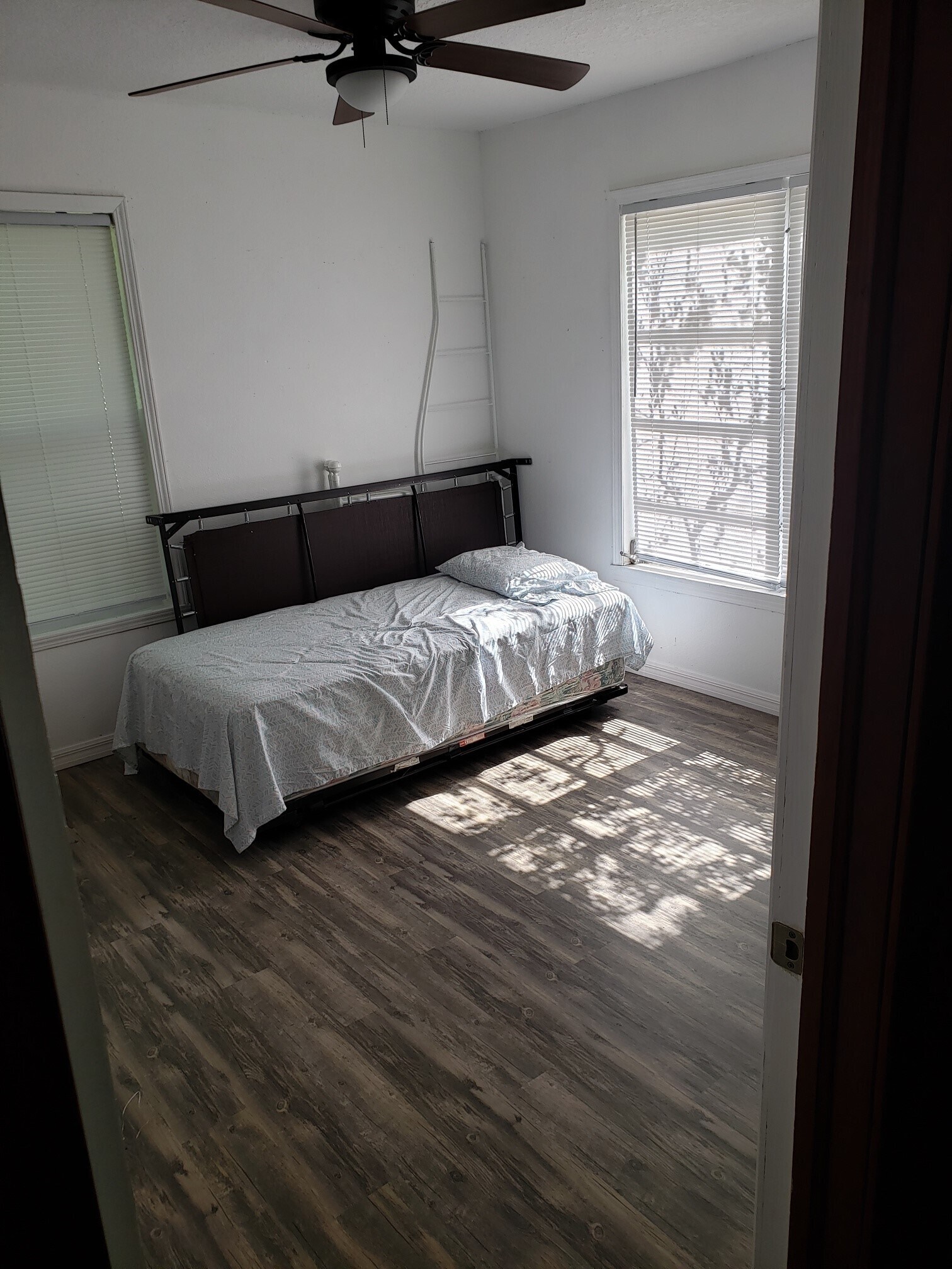 Building Photo - 712 N Warfield Ave