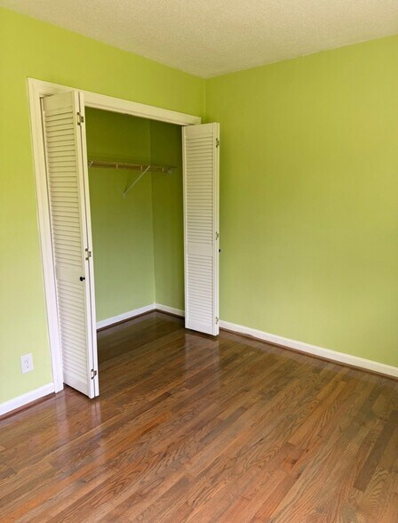 Building Photo - 1400 Roslyn Dr