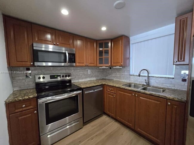 Building Photo - 9351 Fontainebleau Blvd