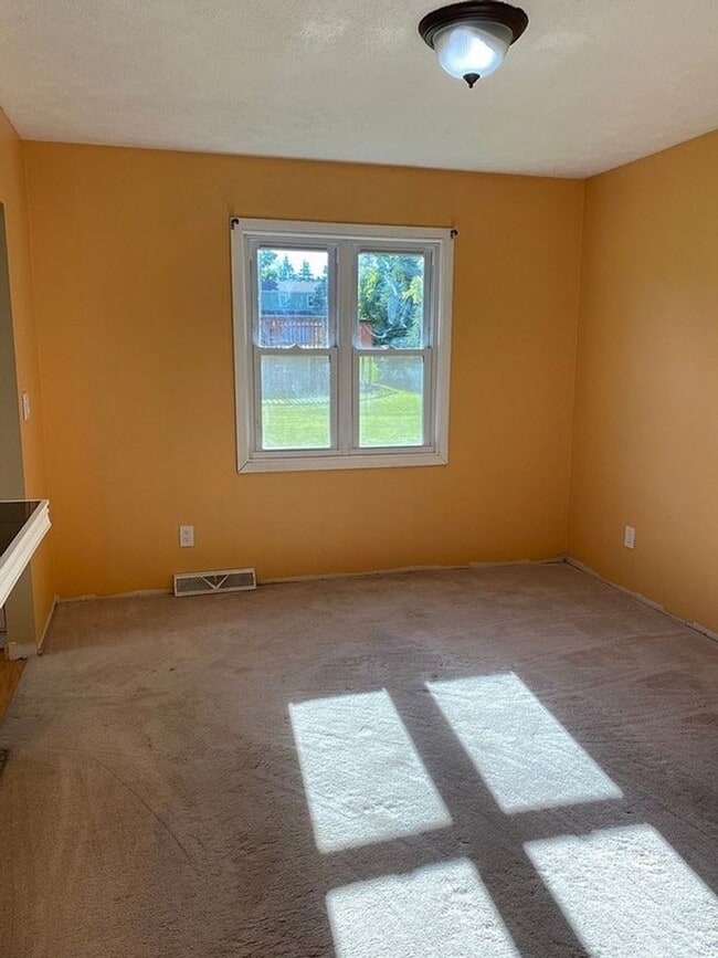 Building Photo - Spacious & Unique Contemporary Home – Perfect for Entertaining and Family Living!