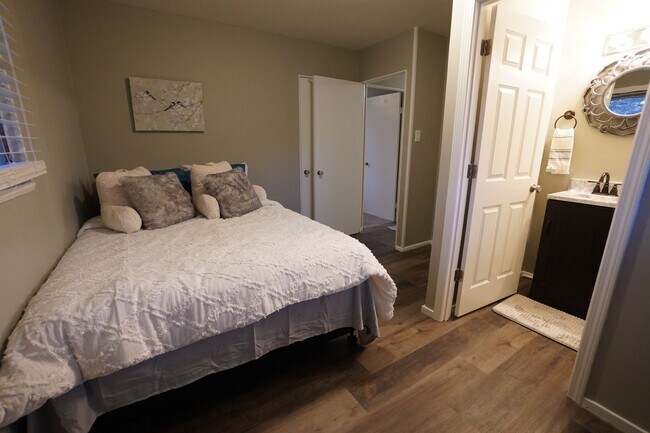 Building Photo - 4 Bedroom 2 Bathroom FULLY FURNISHED Home with Fenced in Backyard and 2 Car Garage