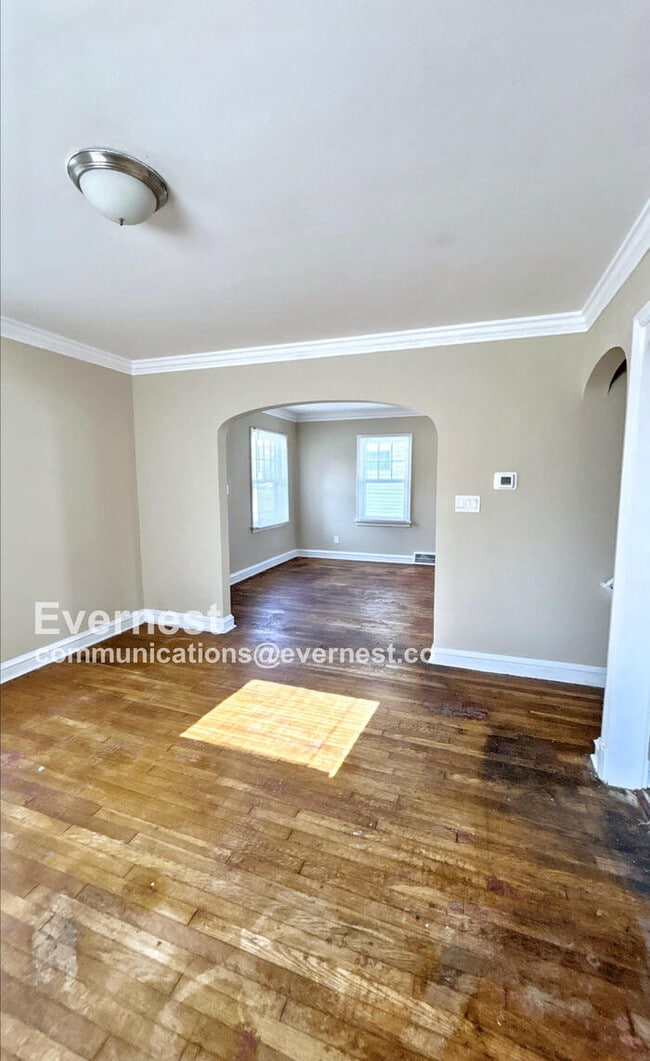 Building Photo - 3 Bed, 1 Bath Home with Great Space / Avai...