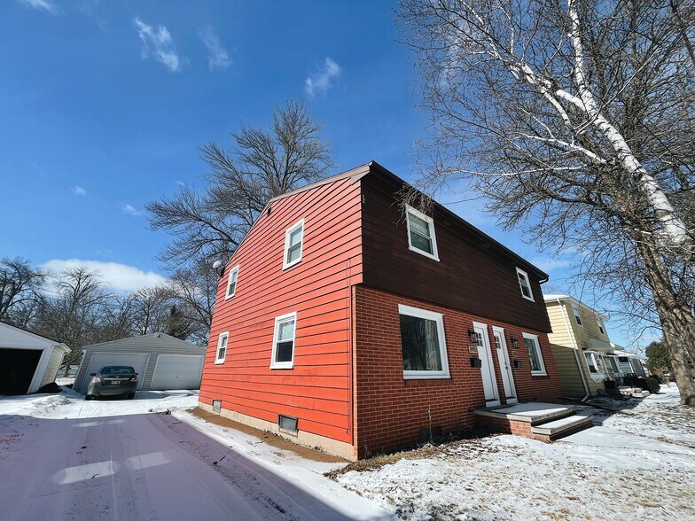 Building Photo - 2415 S Lawe St
