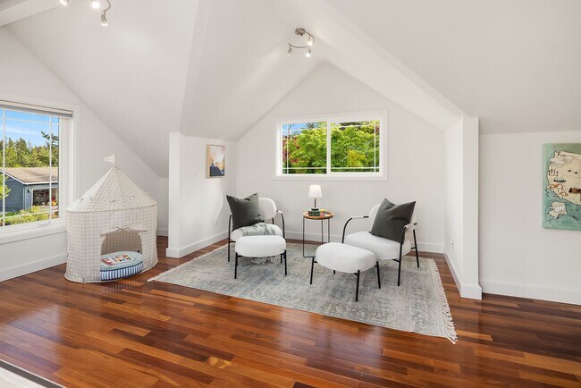 Building Photo - 5bd/2.75ba Bellevue Home