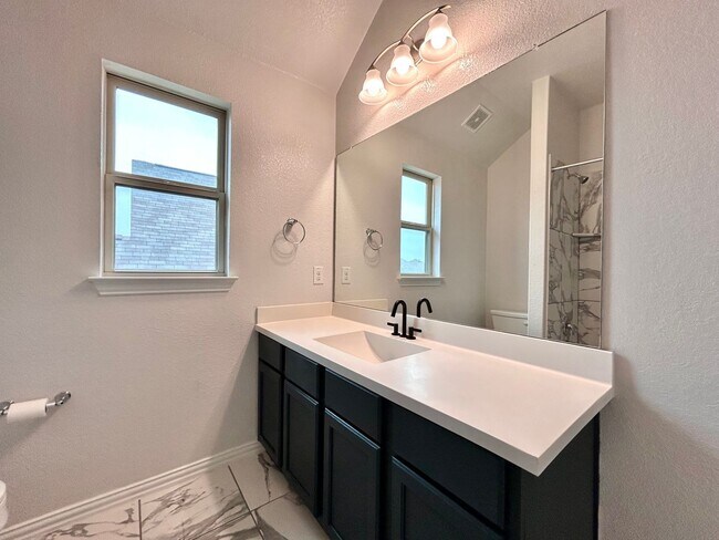 Building Photo - Bright & Beautiful 4 Bed, 3.5 Bath Home with Room for Everyone