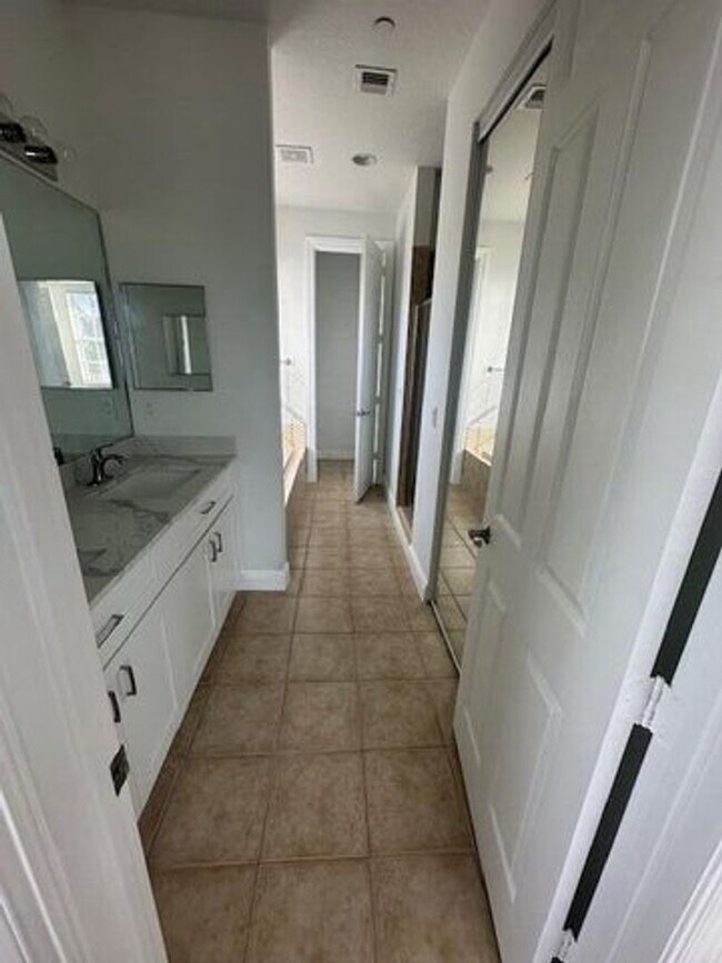 Building Photo - 2502 N Dixie Hwy