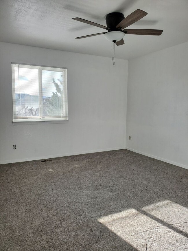 Building Photo - Townhome (end unit) with 2 bedrooms, 1.5 bath