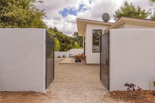 Building Photo - Ojai hideaway!