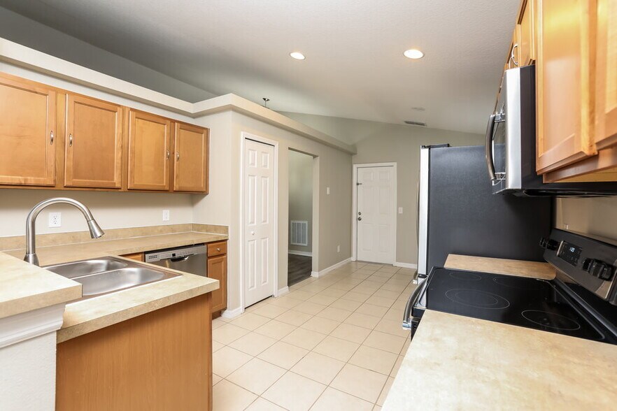 Building Photo - 2016 Briarcliff Cir