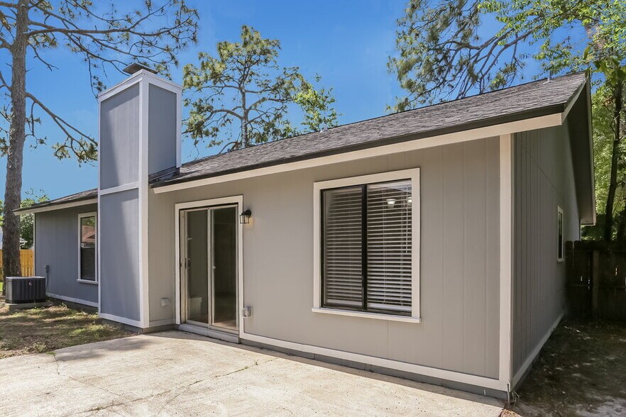 Building Photo - 3447 Le Havre Dr E