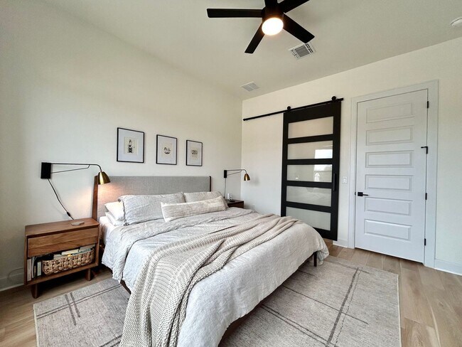 Building Photo - Spacious & Beautiful 3/BR 2/BA Two-Level Home with Garage & Fenced Yard