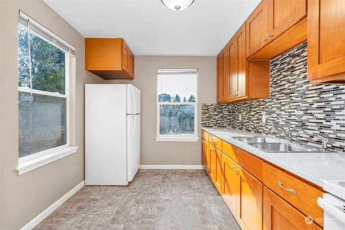 Building Photo - 1506-1506 110th St S