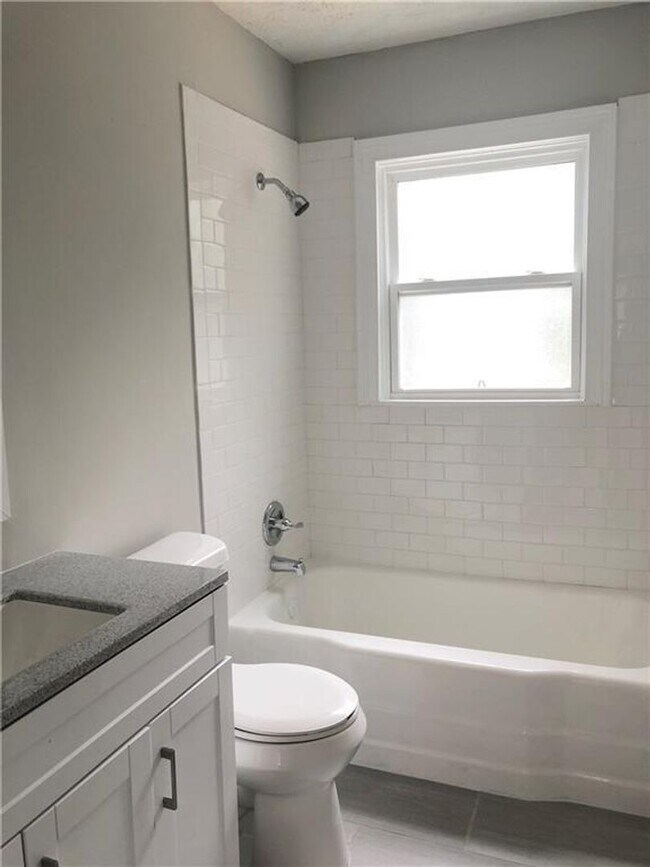 Building Photo - Updated 3 Bedroom/2 Bath Bungalow in Great...