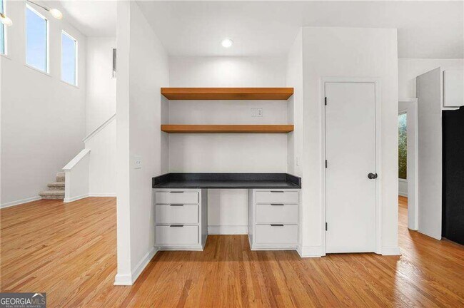 Building Photo - 1086 Pine Grove Ave NE