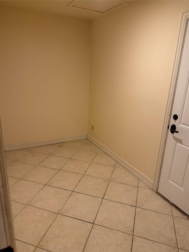 Building Photo - 8508 Mesa Dr