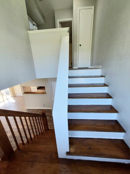 Building Photo - 810 Bellevue Rd