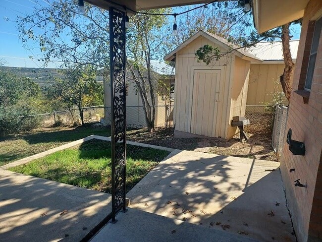 Building Photo - 118 Village Dr