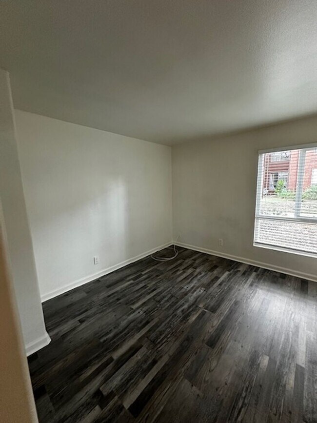 Building Photo - Charming Condo 3+2