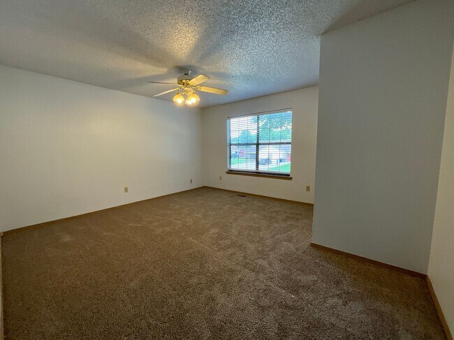 Building Photo - 1511 N Bernice Dr