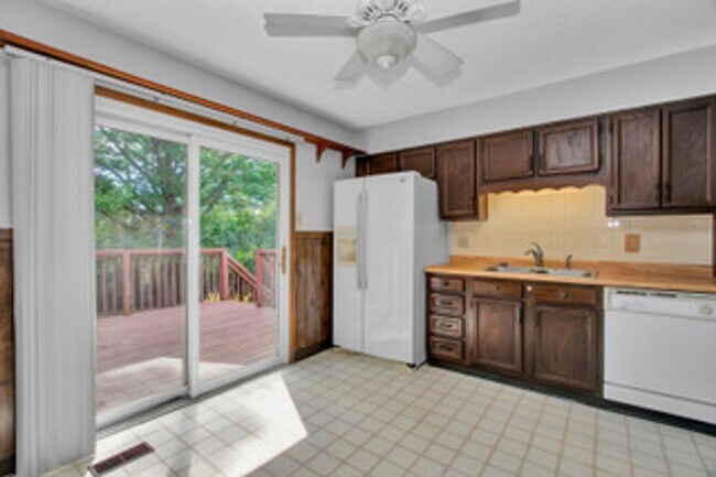Building Photo - Knoxville 37934 - Split-level Home with 4 Bedrooms, 2 Baths & a 2-car garage. Call Lisa Vineyard ...