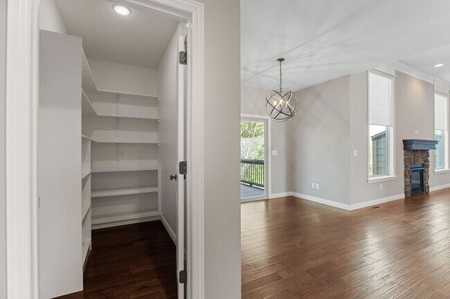 Building Photo - 1605 Labrador Dr