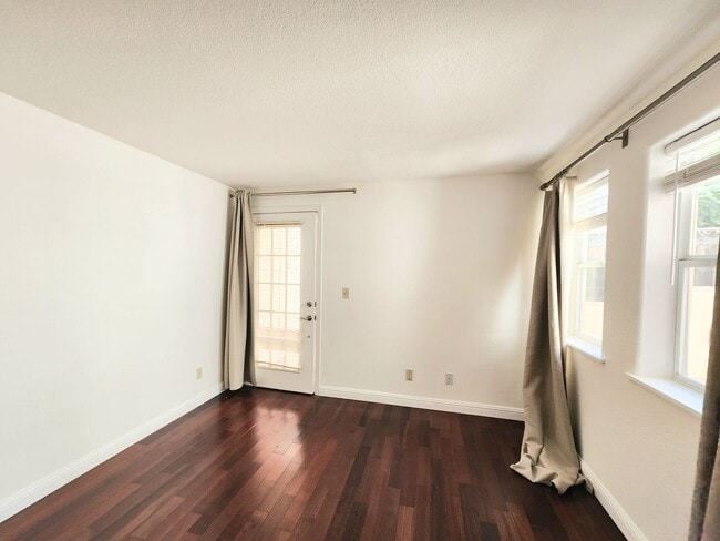 Building Photo - Spacious 3 bedroom condo