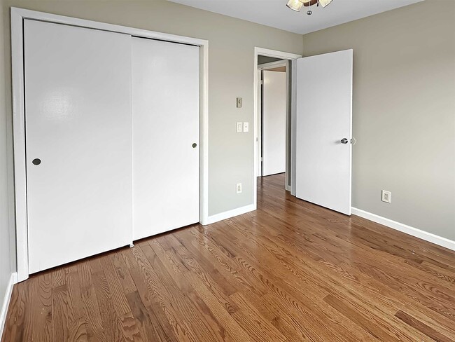 Building Photo - 5305 Chelsea Cove N