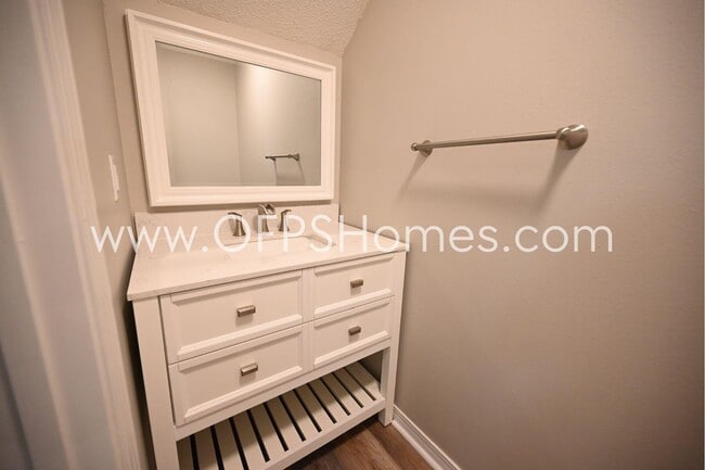 Building Photo - 214 Tooke St