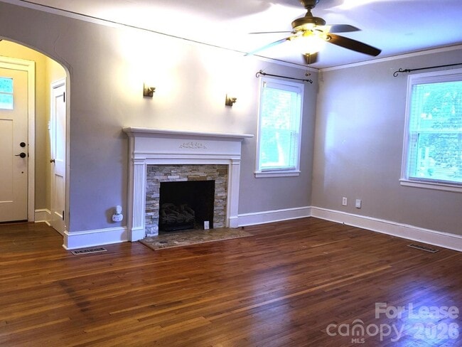 Building Photo - 4229 Hiddenbrook Dr