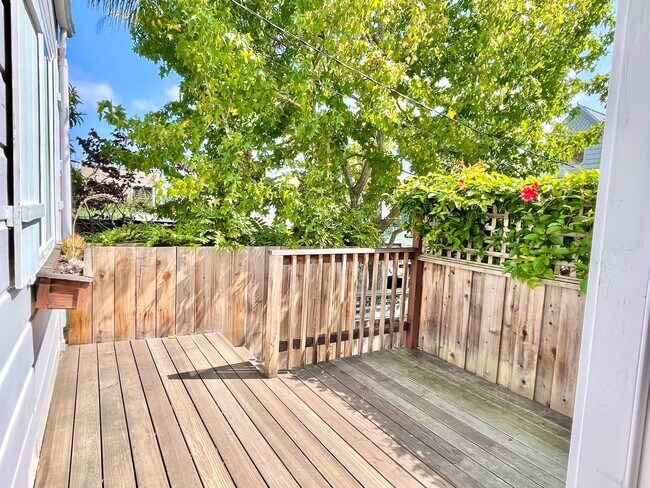 Building Photo - Remodeled Off Street Cottage 2BR/1BA Priva...