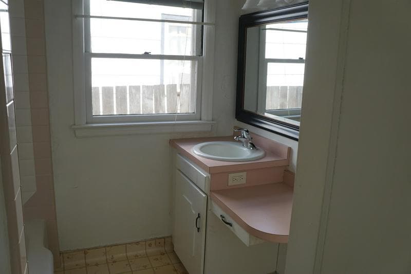 Building Photo - 547 S 11th Ave