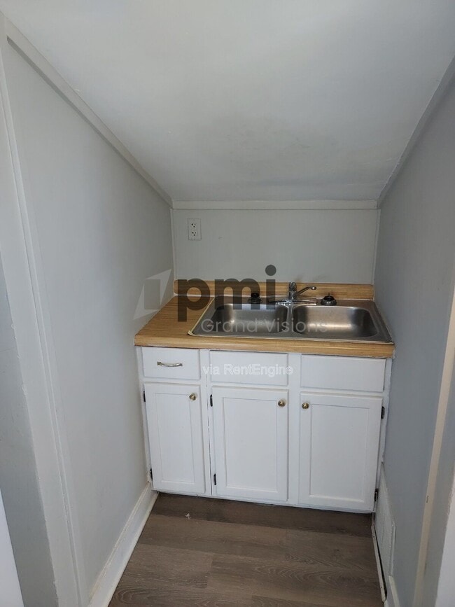 Building Photo - 1920 E Wood St