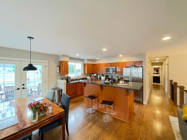 Building Photo - Spacious Corner-Lot Home 4 bed 3 bath – Green Lake, Seattle, WA