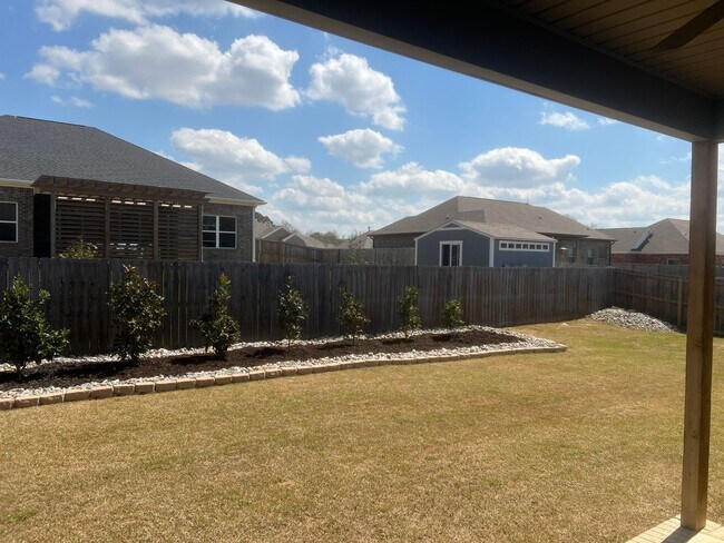 Building Photo - Charming 3 Bed 2 Bath Home