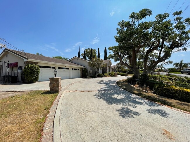 Building Photo - 19077 Oriente Dr