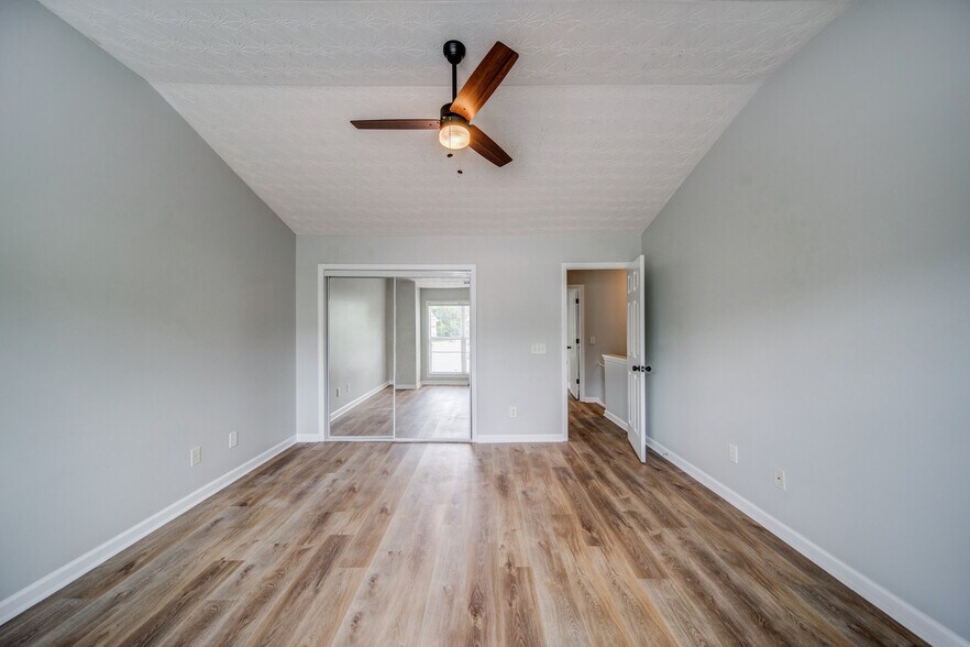 Building Photo - 211 Pearl Chambers Dr