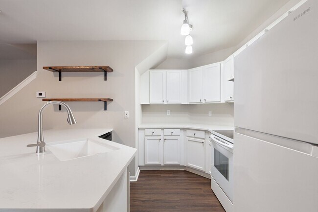 Building Photo - 3bd/2ba Duplex Unit w/ Garage in Ideal Loc...