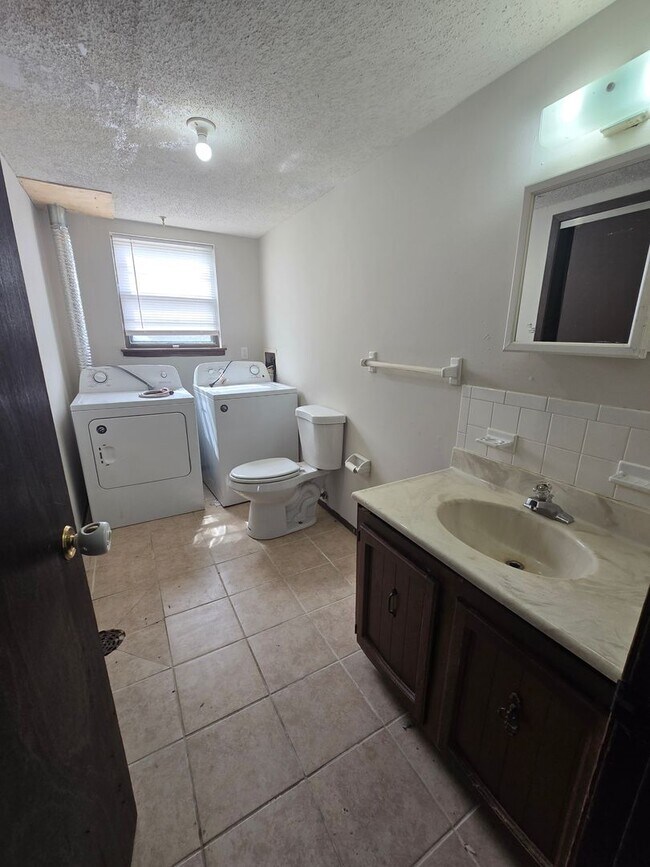 Building Photo - 4300-4302 Santa Barbara Dr-4302 Santa Barbara Dr